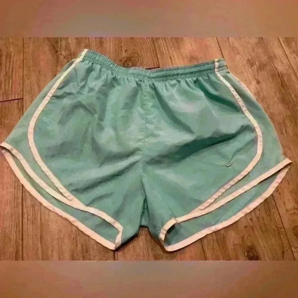 Nike Dri-Fit woman’s shorts size medium - Picture 1 of 11